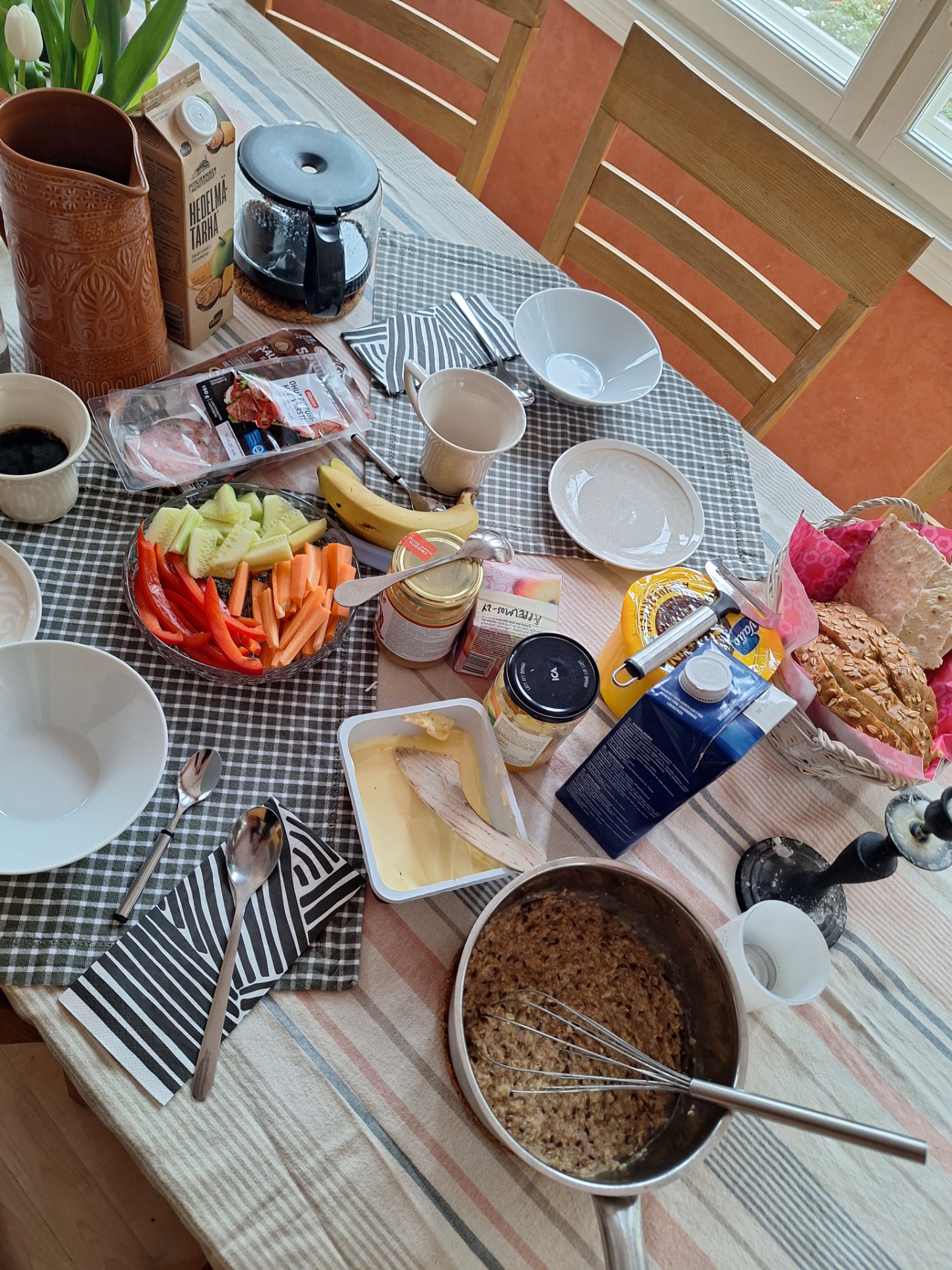 Tässä aamupalalla sitä ainakin riitti. Oli puuroa ja leipää. Mut en kyllä laskenut montako grammaa suosituksesta toteutui 🤭