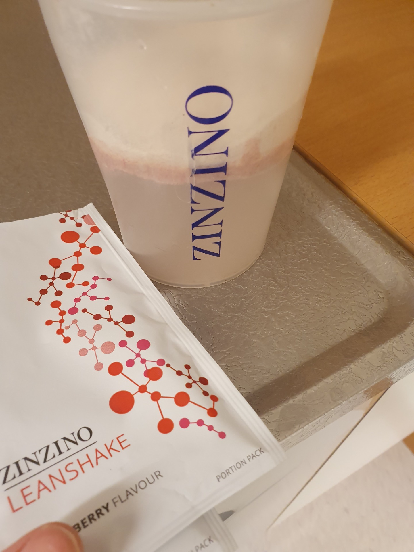 Tää leanshake sisältää muuten kans tota Zinobiotic+ kuitua. Et jos tykkää saada protskut ja vitskut ja kuidun samasta setistä. Ni tää on sit sulle. Sopii mm.salille palkkariksi, evääksi töihin ja matkaevääksi pitkää matkaa autoileville. Oikeestaan ihan kaikille. Kiinnosti painonhallinta tai ei. Huippuhyvä ja kätevä tuote.