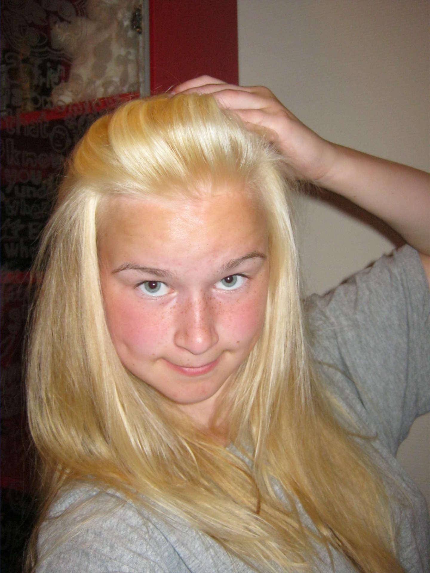 Voitte loistaa sit niinku tää mun just blondattu hiuskuontalo, joskus emmä tiiä 2012? Jotenki tuntuu et se oikeen hohkaa vaikka ei heijastin ookkaan. Mut eniveis. Käytä sää heijastinta. 
